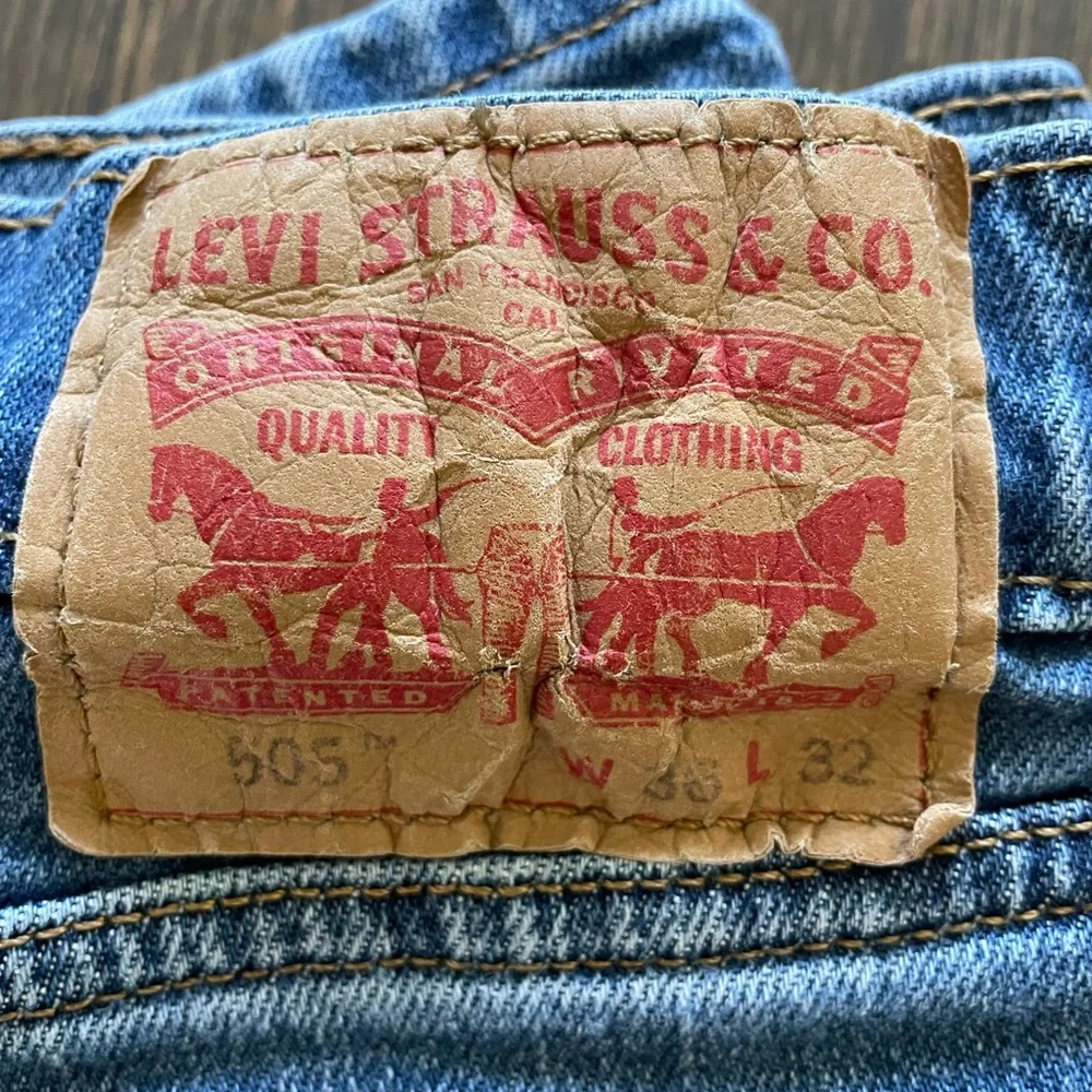 LEVI’S 505 BLUE DENIM JEANS Size 36 x 32 Straight Leg Medium Wash Western Fit